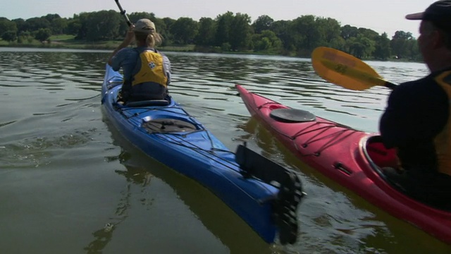 三名男子在湖上划皮划艇/白石湖，达拉斯，德克萨斯州，美国视频素材