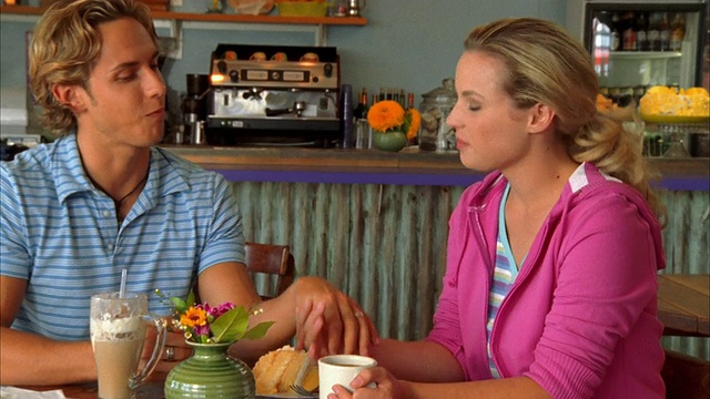 cuu, TU, PAN，咖啡店里的年轻夫妇，Morro Bay, California, USA，视频素材