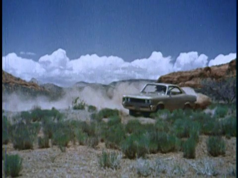 WS AMC Rebel驾车穿越沙漠，扬起沙尘云/美国视频素材