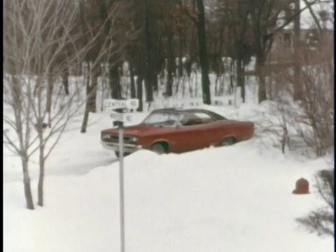 蒙太奇WS红色1967 AMC漫步者反叛潜水在下雪的郊区/美国视频素材