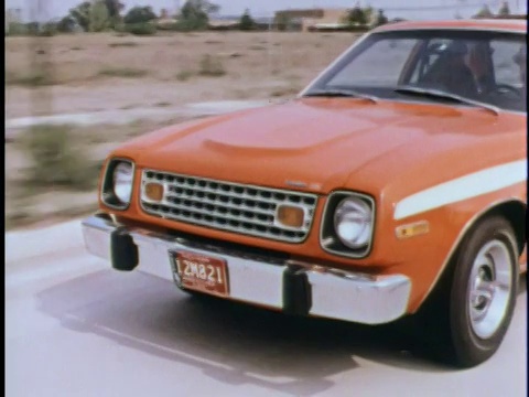 蒙太奇橙色AMC格雷姆林驾驶道路/美国视频素材