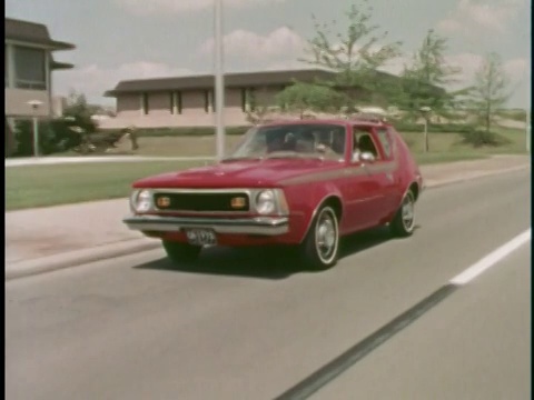 美国郊区道路上的WS红色AMC Gremlin视频素材