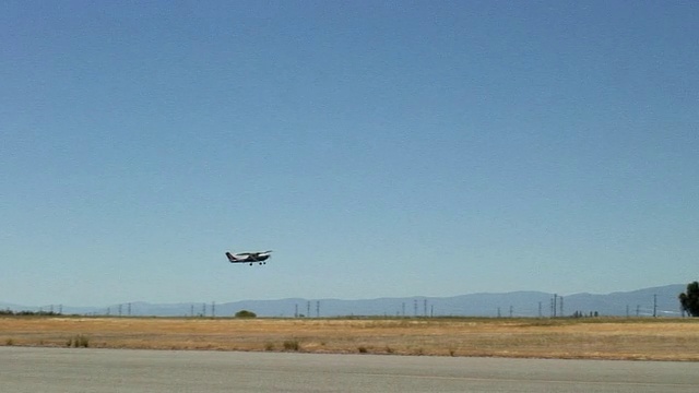 WS, PAN，小型飞机从跑道起飞，红崖，美国加州视频素材