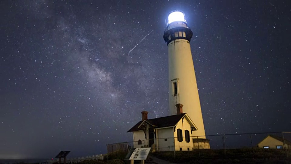 灯塔和银河，鸽子角，佩斯卡德罗，加州视频下载