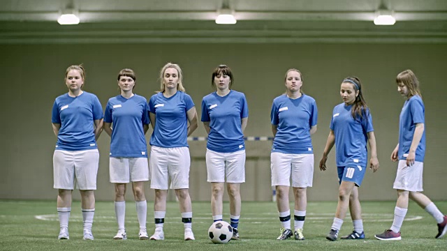 女足球运动员在球前排队视频素材