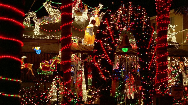 汽车视角过去的房子装饰着圣诞灯/晚上/加利福尼亚视频下载