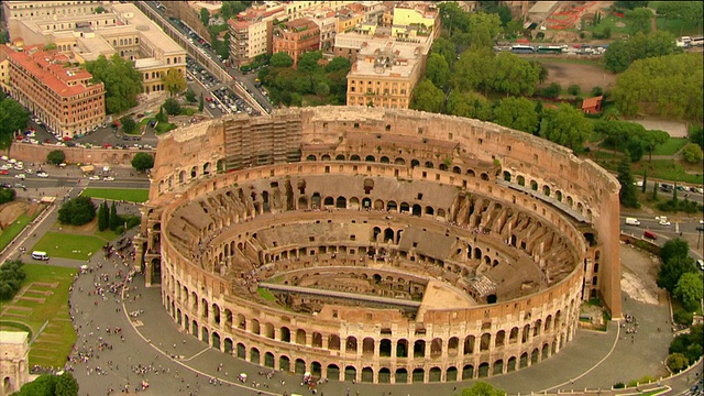 航拍广角镜头缩小游客在罗马斗兽场/意大利视频素材