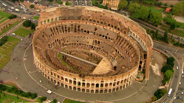 航拍广角镜头放大到罗马斗兽场内部/罗马，意大利视频素材
