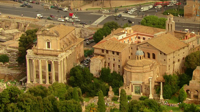 Antoninus和fastina神庙的鸟瞰图+ Romulus神庙在罗马广场/罗马，意大利视频素材