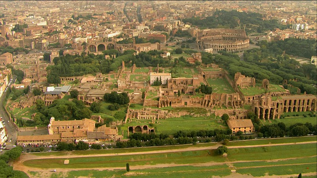 大广场鸟瞰图在帕拉廷山/斗兽场和广场的背景/罗马，意大利视频下载