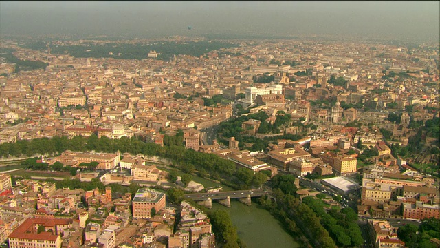 从空中俯瞰罗马城到罗马斗兽场/意大利视频素材