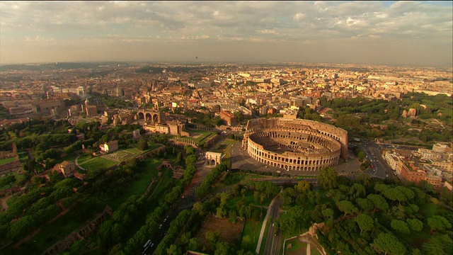空中的罗马斗兽场和罗马城/意大利视频下载