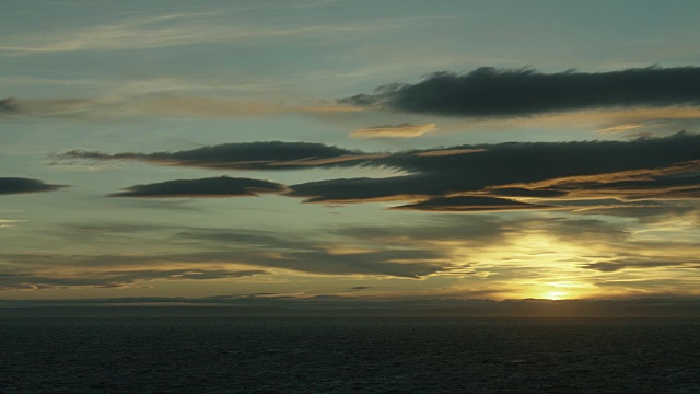 日落时海上的金色天空视频素材