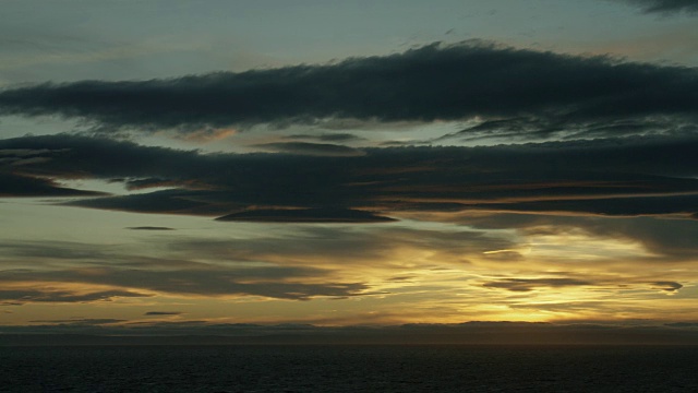 日落时海上的戏剧性天空视频素材