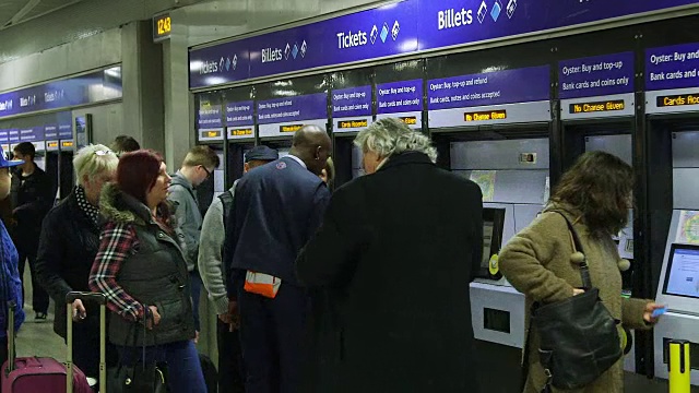 MS通勤者购票/国王十字车站，伦敦，英国，英国视频素材
