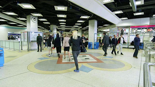 英国，伦敦，WS通勤者步行/利物浦街地铁站视频素材