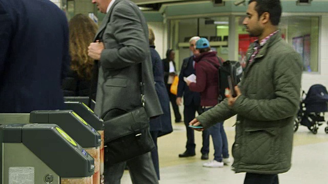 英国伦敦，MS通勤者走过十字转门/利物浦街地铁站视频素材