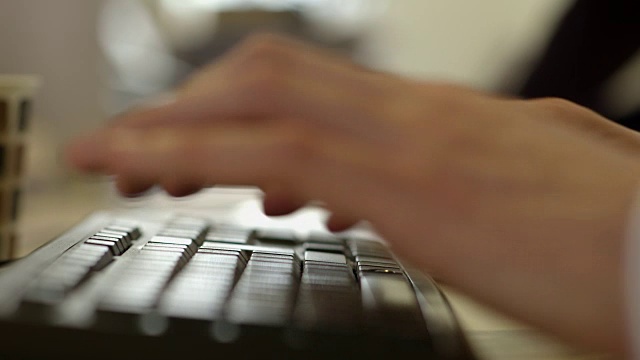 CU SELECTIVE FOCUS手在键盘上打字，圣詹姆斯公园，伦敦，英国，英国视频素材