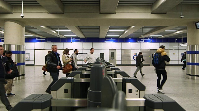 英国，伦敦，WS通勤者走过turngate / Tottenham Court路地铁站视频素材