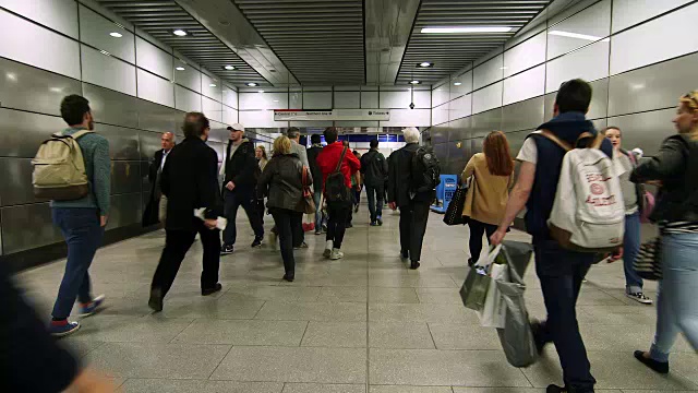 英国，伦敦，WS通勤者步行/托特纳姆法院路地铁站视频素材
