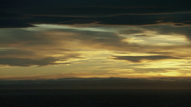 海上日落时的忧郁天空视频素材