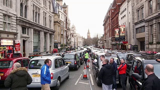 英国伦敦白厅的交通堵塞视频下载
