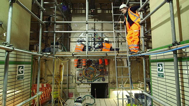 英国伦敦托特纳姆宫路地铁站的马赛克修复工作人员视频素材