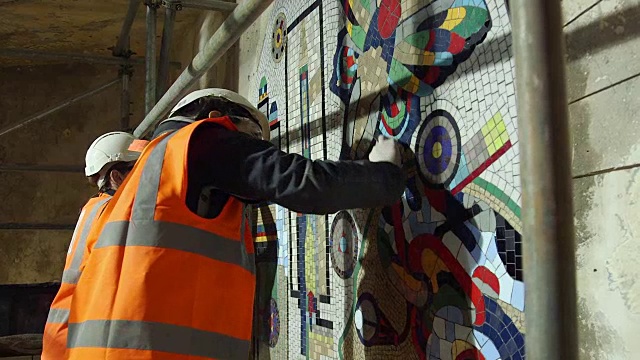 英国，伦敦，托特纳姆宫路地铁站，正在进行马赛克装修的MS Man和woman视频素材