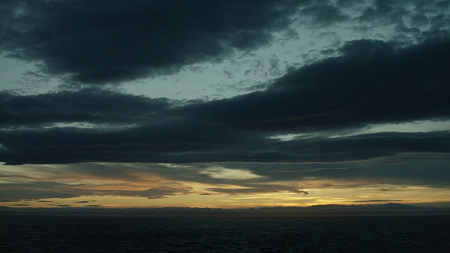 日落时海上阴沉的夜空视频素材