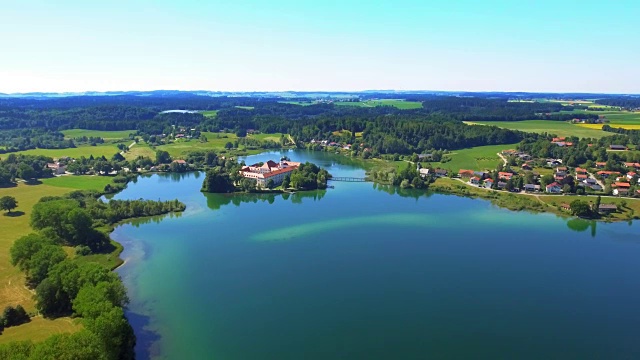 在上巴伐利亚的Klostersee湖上的修道院视频下载