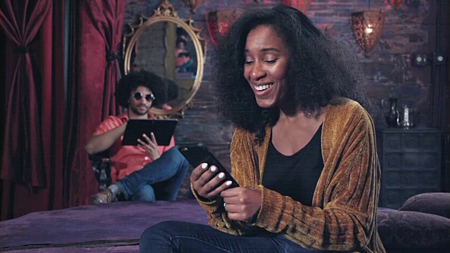 酷潮年轻女子与智能手机的积极互动视频下载