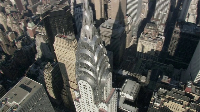 从空中俯瞰克莱斯勒大厦的尖顶/美国纽约视频下载
