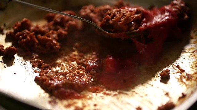 CU SLO MO将番茄酱拌入肉末烹饪/约翰内斯堡/南非视频素材