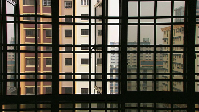 新加坡，从铁栏窗看到的公寓楼视频下载