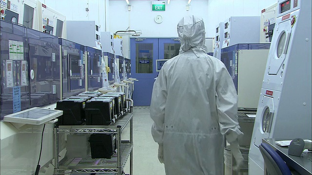 MS，技术员在白色套间通过滑门进入电脑洁净室，后视图，新加坡视频素材