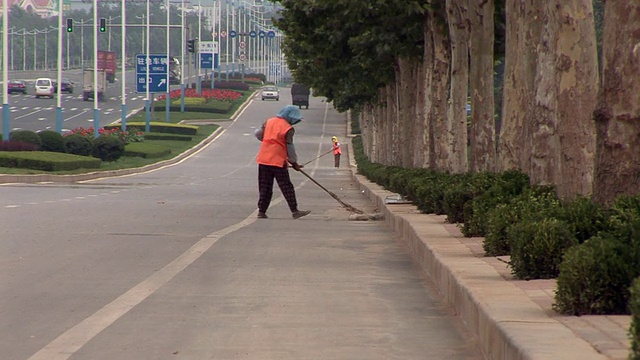 高速公路上的交通/带扫帚的街道清扫车/中国济南视频素材