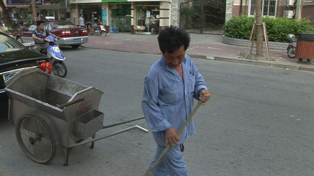 MS City街道清洁工用扫帚扫马路/中国上海视频素材