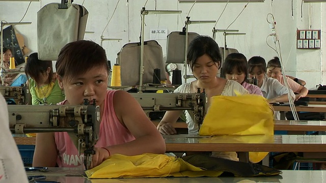 中国上海，在缝纫机上工作的妇女视频下载