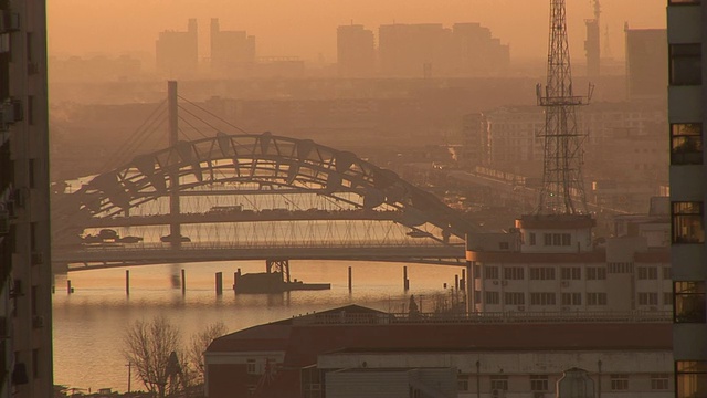在雾霾的日落中，车辆驶过奉化大桥/中国天津视频下载