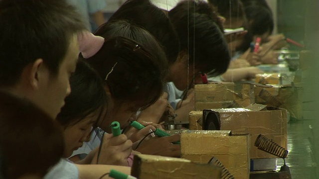 MS排工厂工人焊接电子/深圳，中国视频下载
