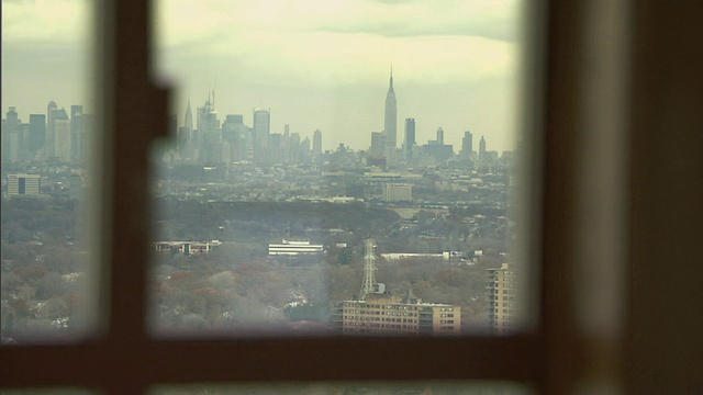 CU阴影在窗户上与曼哈顿天际线在远处/蒙特克莱尔，新泽西视频下载