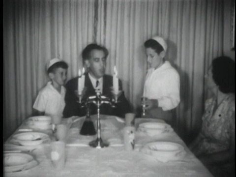 犹太家庭在餐桌前祈祷/美国视频下载