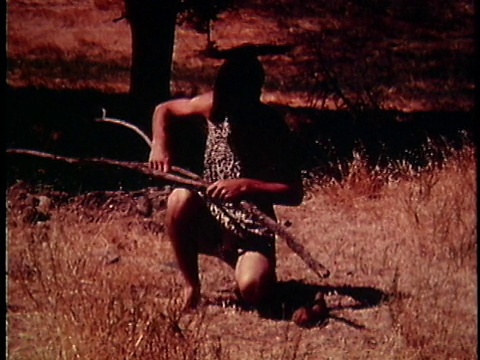 在野外行走的WS穴居人折断了他在地面上发现的大树枝/美国视频下载
