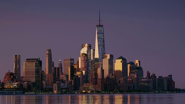 曼哈顿下城的天际线反射着晨光，映衬着晴朗的天空。视频素材