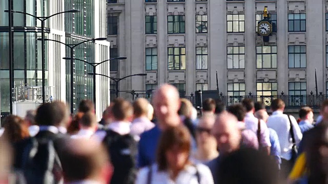 4k伦敦桥，英国伦敦办公建筑区商务人士运动视频素材