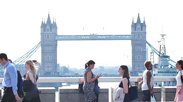 4k伦敦桥，英国伦敦办公建筑区商务人士运动视频下载