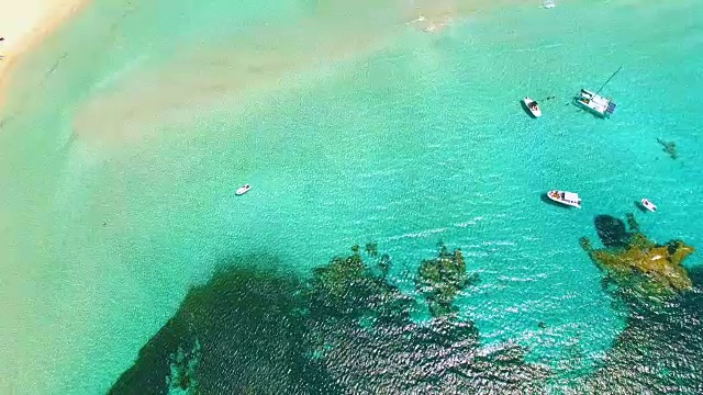 鸟瞰图，令人惊叹的，未被破坏的，田园诗般的海滩上的一个小岛视频下载