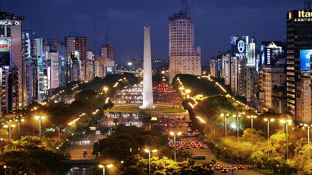 T/L, WS, HA，共和国广场上的交通与方尖碑，白天到晚上，布宜诺斯艾利斯，阿根廷视频素材
