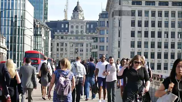 4k时间流逝，商人在英国伦敦桥上行走视频下载