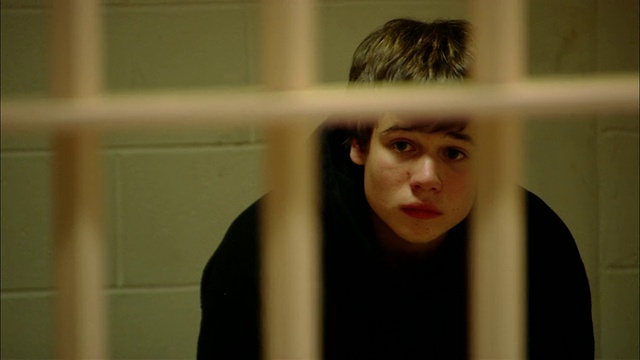 新泽西的一名少年坐在监狱里，看起来很担心视频下载